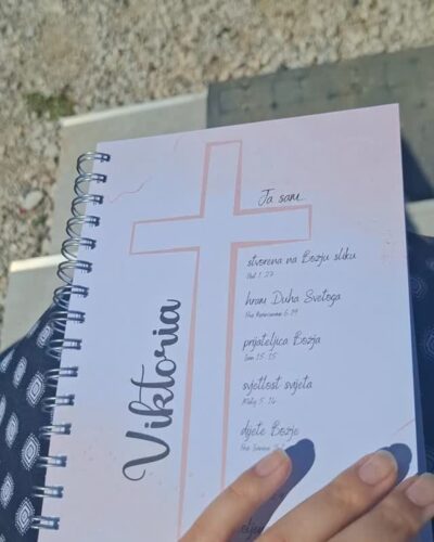 Dnevnik zahvalnosti u rozoj boji
